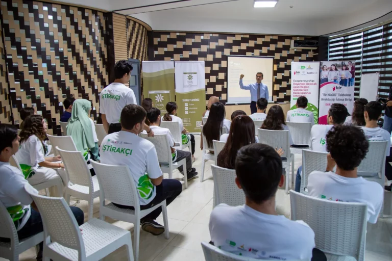 В Лянкяранском Доме молодежи прошла встреча с участием студентов и молодых выпускников.